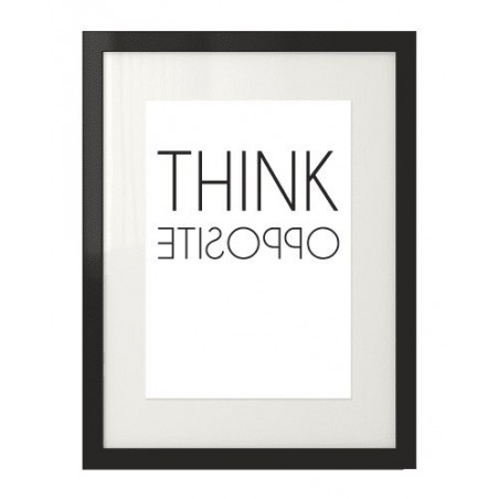 Motywacyjny plakat z napisem "Think opposite" dla osób płynących pod prąd