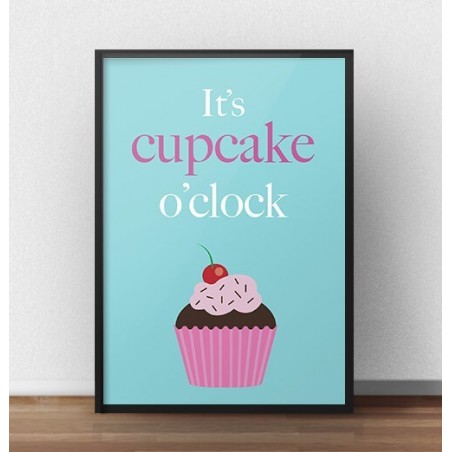 Plakat z babeczką na niebieskim tle i napisem "It's cupcake o'clock"