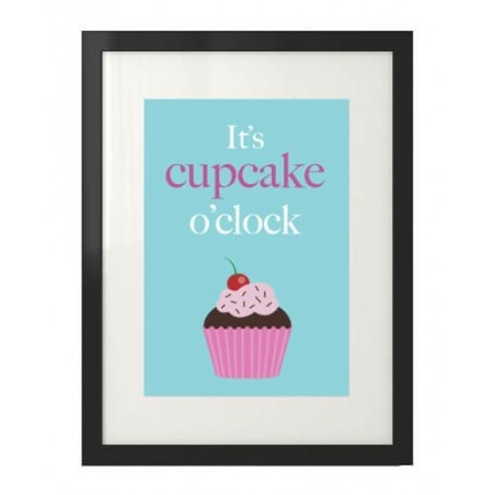 Niebieski plakat z ciasteczkiem i napisem "It's cupcake o'clock"