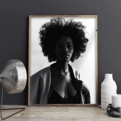 Plakat z czarnoskórą kobietą na tle ciemnej ściany