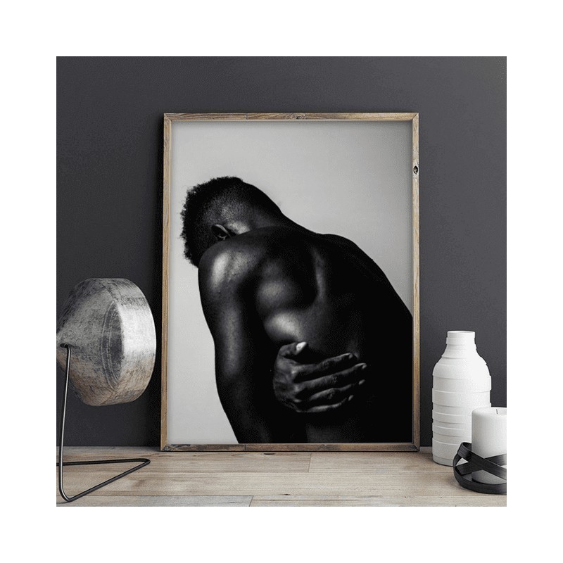 Plakat z czarnoskórym mężczyzną na tle ciemnej ściany