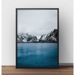 Skandynawski plakat fotograficzny przedstawiający jezioro otoczone śnieżnymi górami