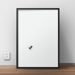Minimalistyczny plakat z grafiką przedstawiająca muchę siedzącą na plakacie