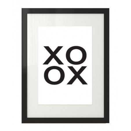 Plakat typograficzny z napisem XOXO do zawieszenia na ścianie oprawiony w czarną ramę