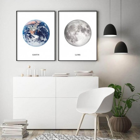 Sada dvou bílých plakátů "Země a Měsíc".