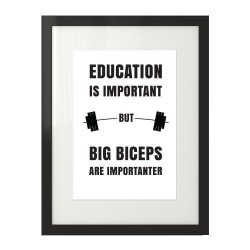 Plakat z napisem motywacyjnym dla sportowców "Education is important, but big biceps are importanter" oprawiony w czarną ramę do
