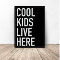Czarny plakat z napisem Cool kids live here 3