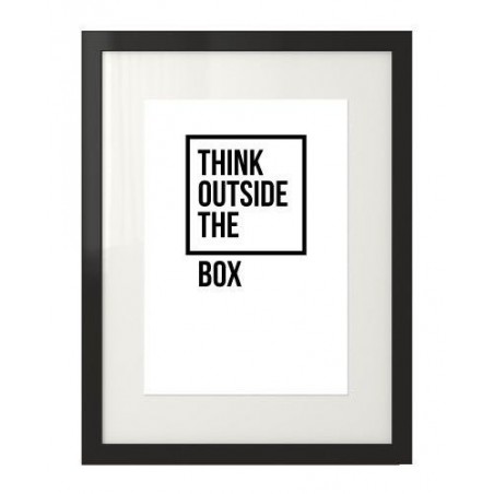 Motywacyjna czarno-biała grafika z napisem "Think outside the box" na białym tle